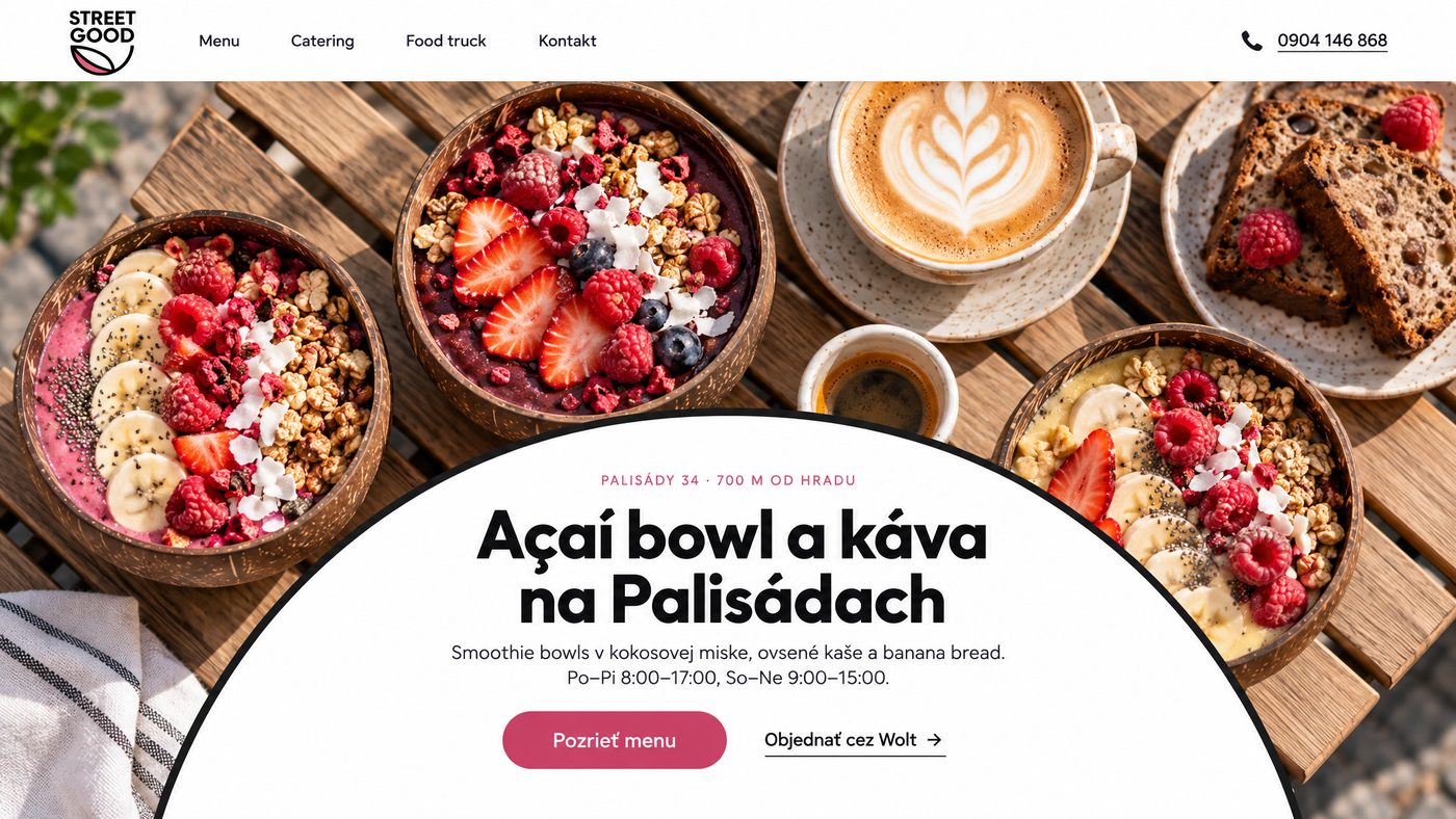 Návrh úvodnej stránky Street Good na počítači: fotka stola s bowls a kávou, v bielom polkruhu nadpis „Açaí bowl a káva na Palisádach“ a tlačidlo Pozrieť menu